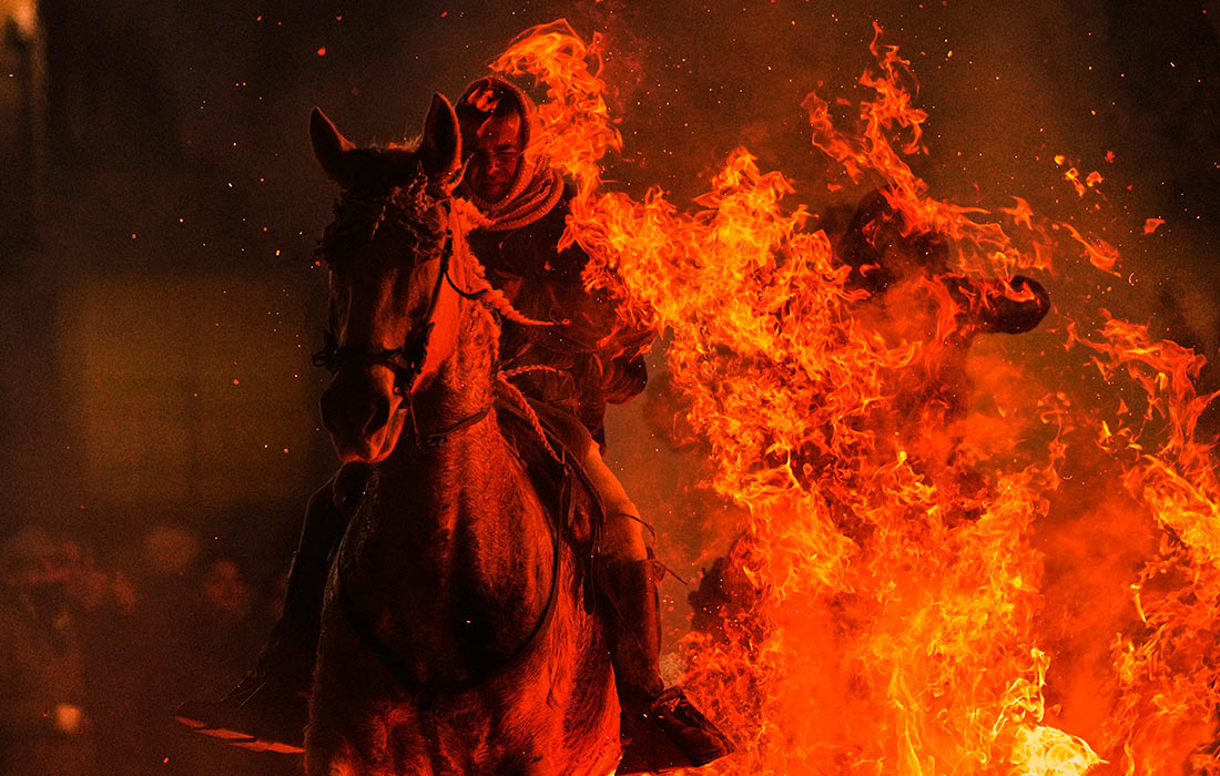 Ежегодный фестиваль Las Luminarias накануне Дня святого Антония в испанской деревне Сан-Бартоломе-де-Пинарес