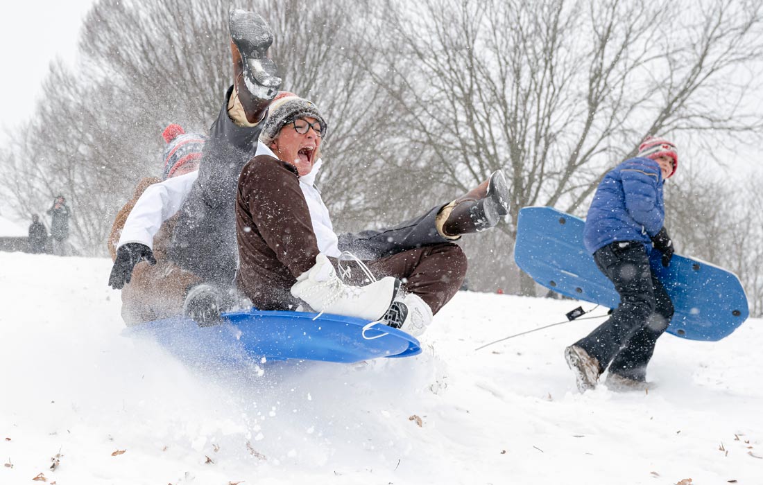 Мощнейшая за последние годы снежная буря в выходные охватила большую часть США. На фото: жители Луисвилла (штат Кентукки) катаются на заснеженном склоне.