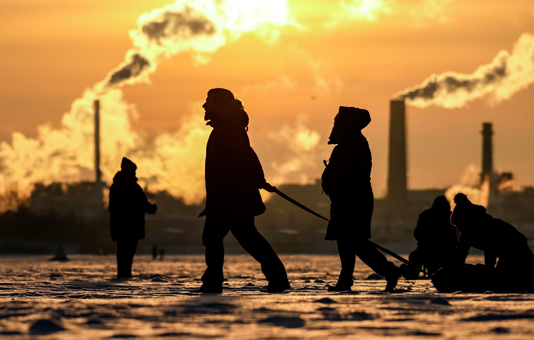 Жители Санкт-Петербурга на замерзшем Финском заливе