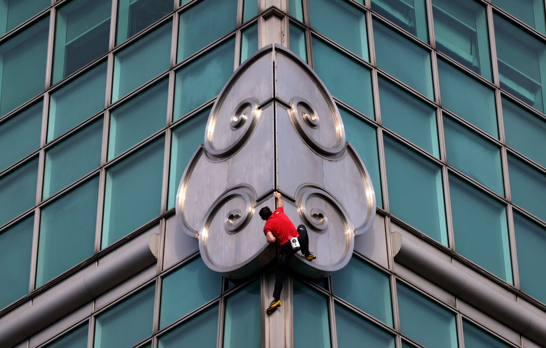 Американский скалолаз Алекс Хоннольд взобрался на самый высокий небоскреб Тайваня без страховки