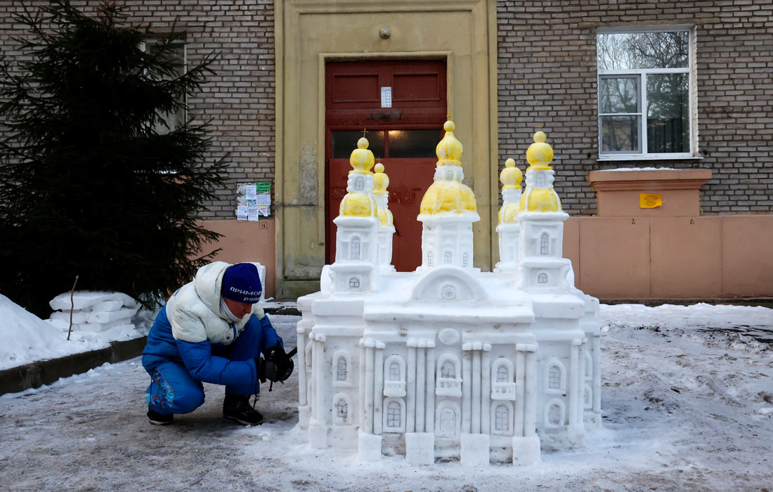 Скульптор-самоучка из Санкт-Петербурга создал снежную копию Николо-Богоявленского морского собора