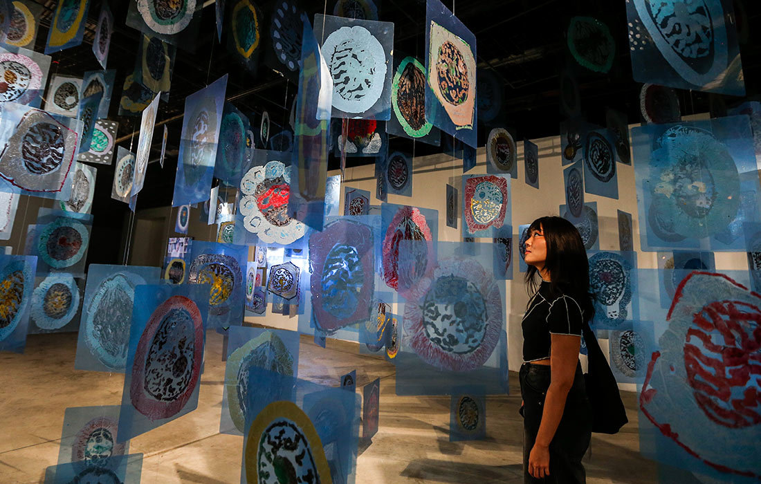 Выставка 'The Foliage V - The Touch of Science' в рамках Недели науки и технологий VinFuture 2025 в Центре современного искусства Vincom в Ханое