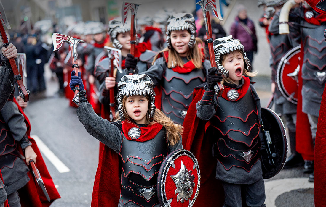 Шотландский фестиваль огня, проходящий ежегодно в последний вторник января в городе Леруик