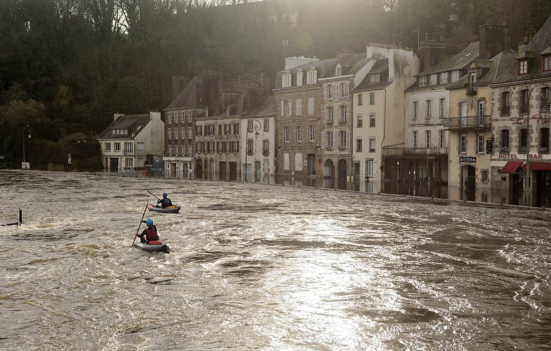 Река Лайта на западе Франции вышла из берегов, вызвав наводнение