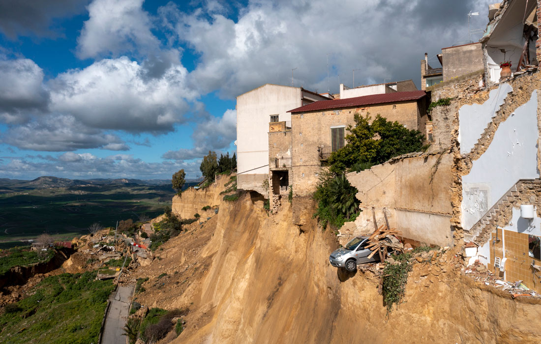 Власти сицилийского города Нишеми эвакуировали более 1500 человек после схода оползня, в результате которого десятки домов оказались на краю пропасти
