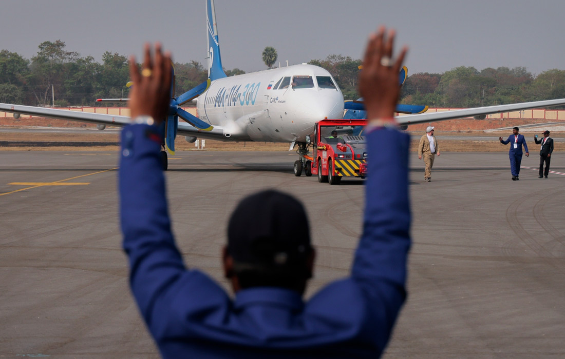 Международная выставка гражданской авиации проходит в Индии. На фото: опытный образец российского регионального турбовинтового самолета Ил-114-300.