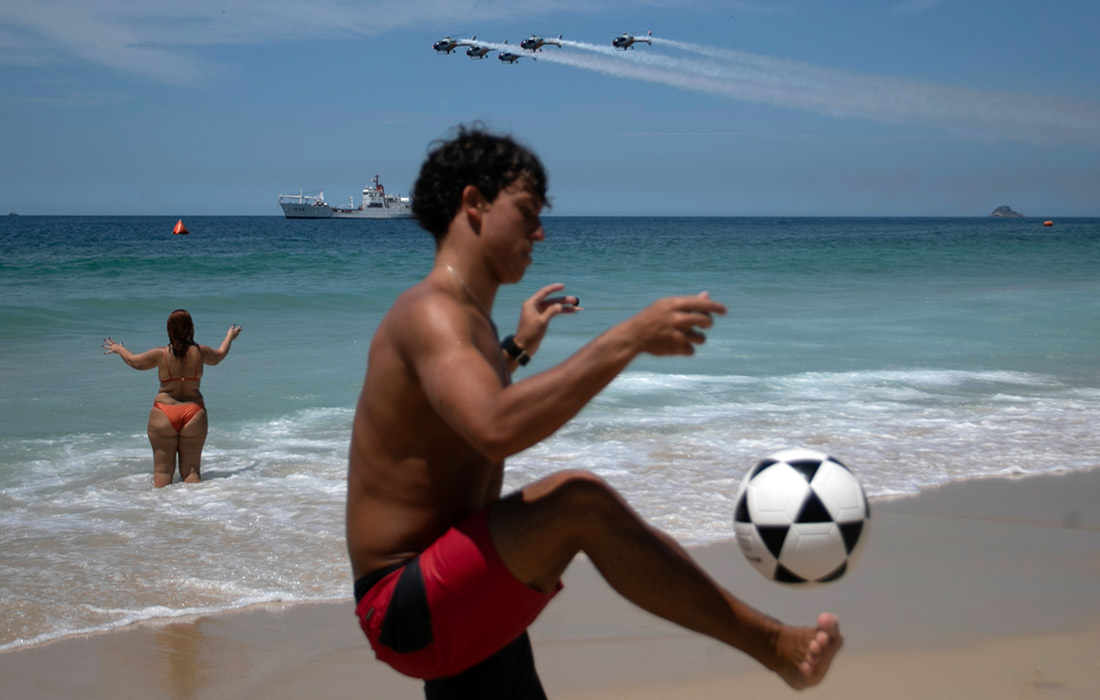 Выступление вертолетной пилотажной группы испанских ВВС над пляжем Ипанема в Рио-де-Жанейро