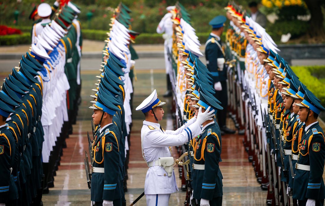 Почетный караул готовится к церемонии встречи председателя Европейского совета Антониу Кошты в Ханое, Вьетнам