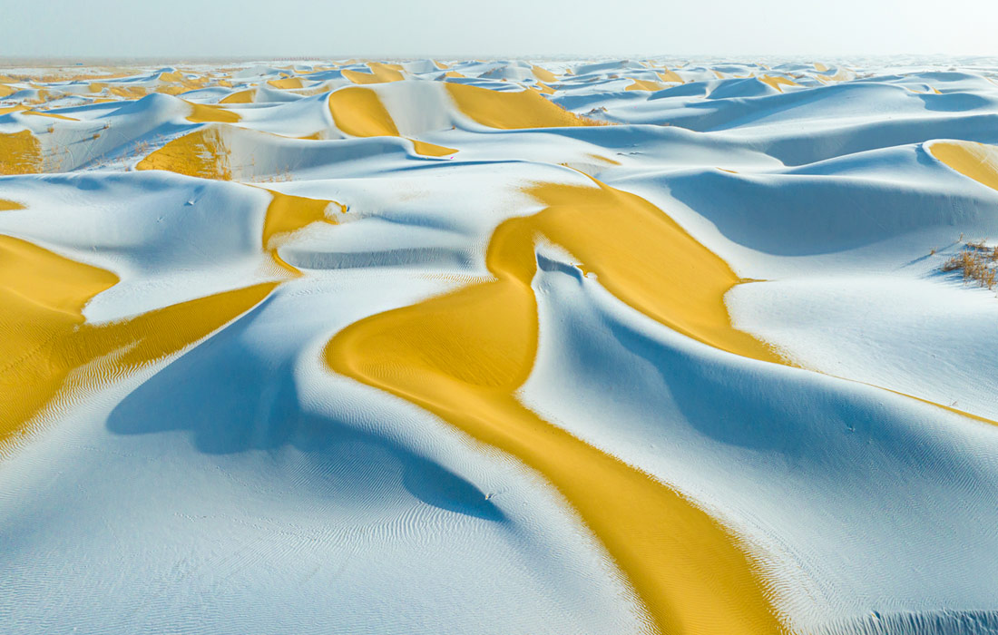 Заснеженный пейзаж пустыни Такла-Макан, Китай