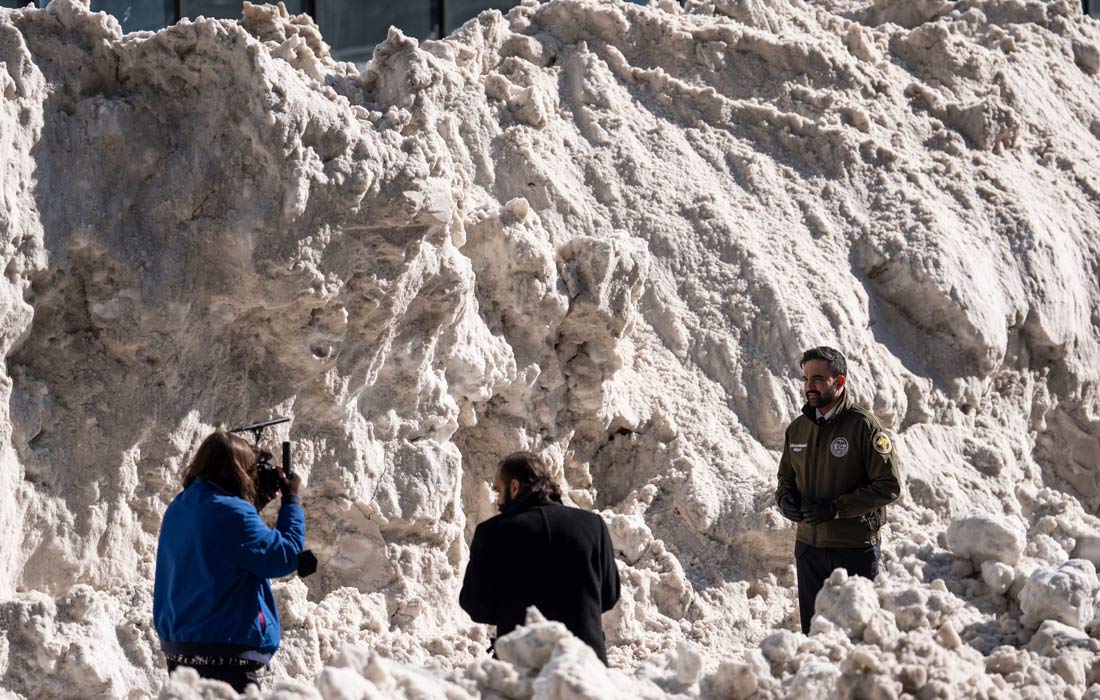 Мэр Нью-Йорка Зохран Мамдани во время визита в Департамент санитарии Нью-Йорка, отвечающий за вывоз снега