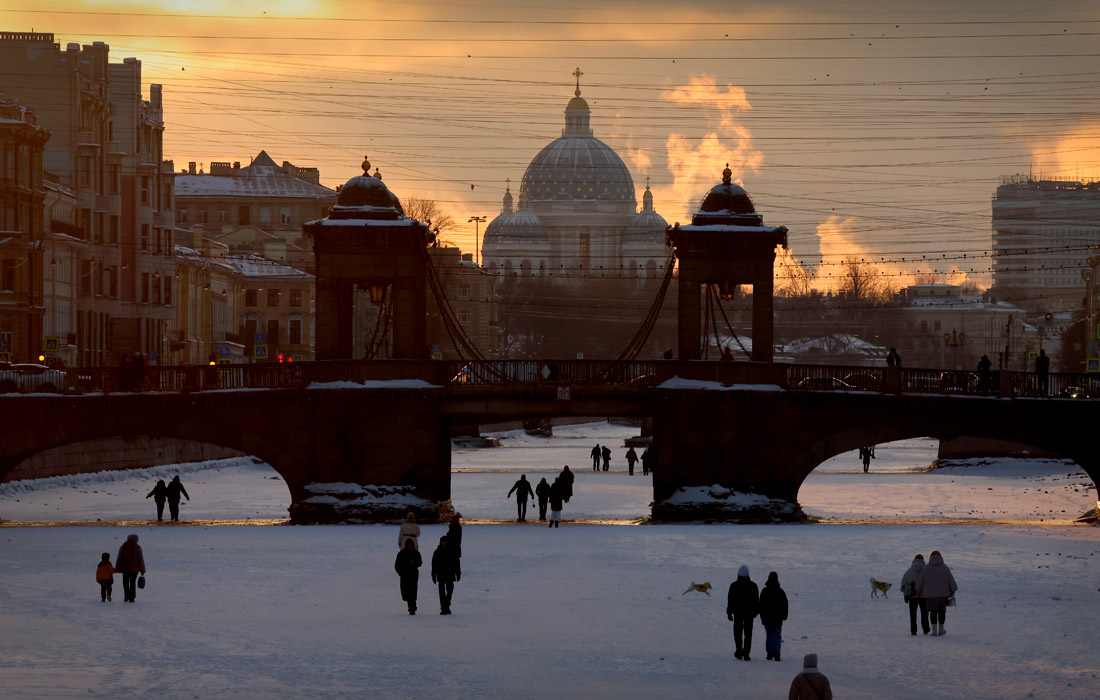 Жители Санкт-Петербурга гуляют по замерзшей Фонтанке
