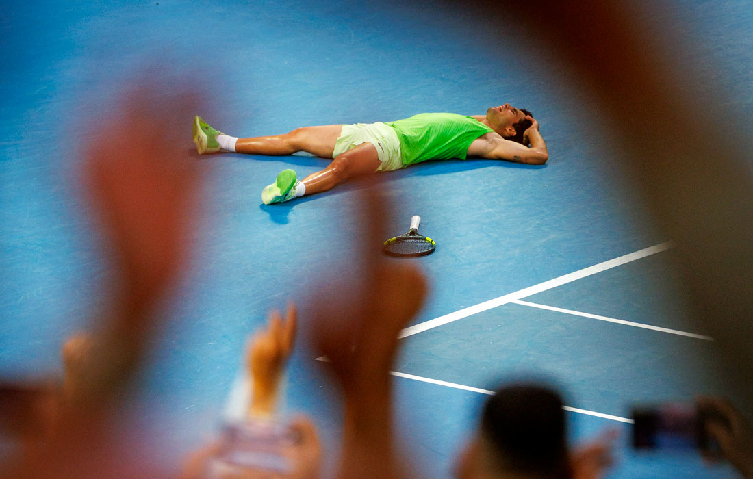 Первая ракетка мира испанец Карлос Алькарас (на фото) обыграл немца Александра Зверева в полуфинале Открытого чемпионата Австралии по теннису