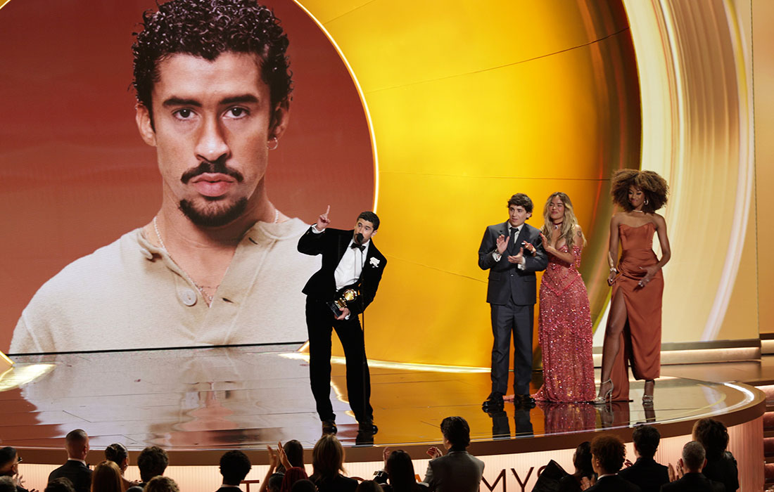 Певец Bad Bunny, получивший награду в номинации "Лучший альбом в стиле урбан"