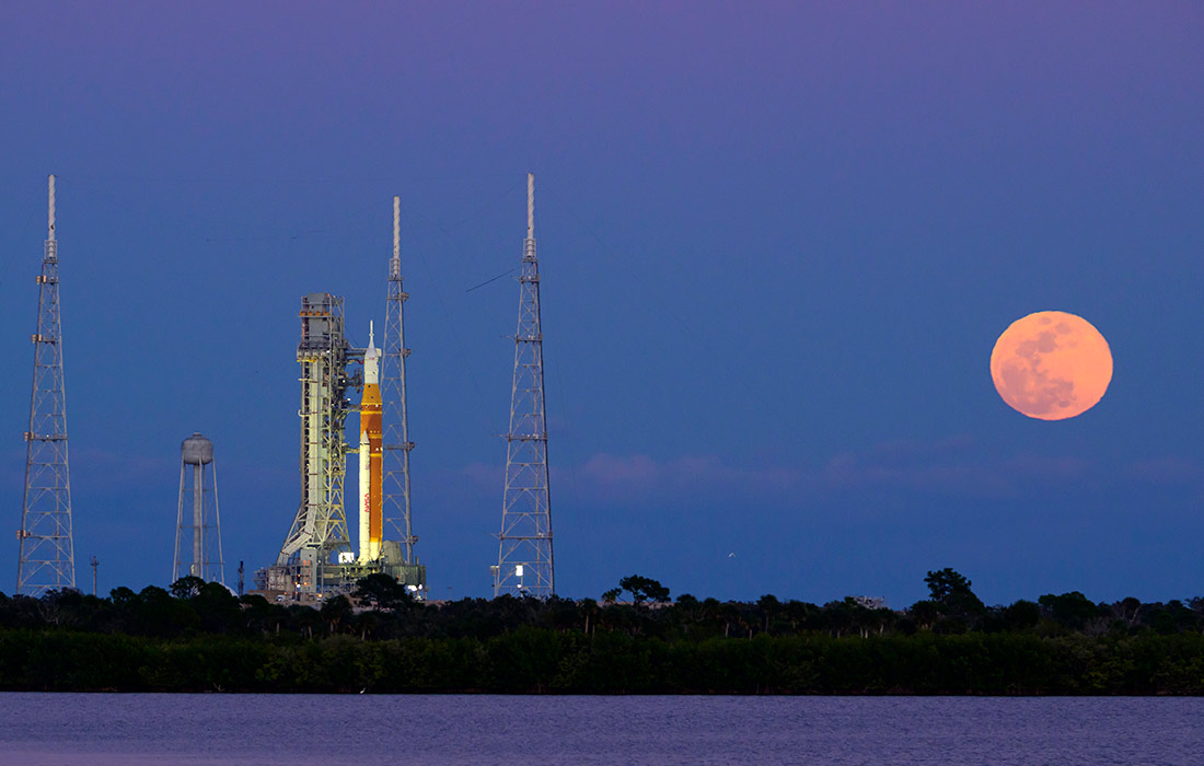 Ракета NASA Artemis II с космическим кораблем "Орион" на стартовом комплексе на космодроме Кеннеди перед генеральной репетицией запуска к Луне