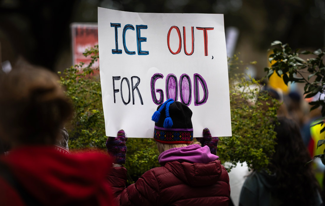 Жители Хьюстона вышли к зданию мэрии, чтобы выразить протест против действий Иммиграционной и таможенной службы США (ICE)