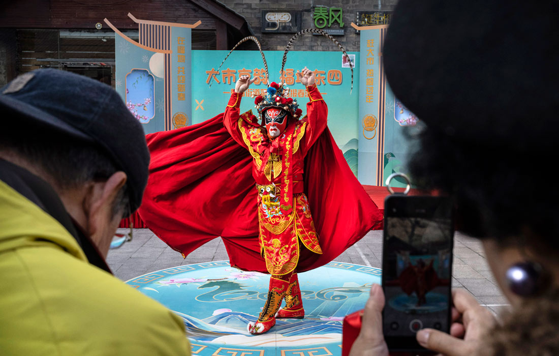 Выступление артиста в преддверии Нового года по лунному календарю в Пекине