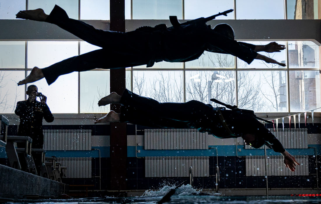 Чемпионат по военно-прикладному спорту в дисциплине плавание с автоматом во Владивостоке