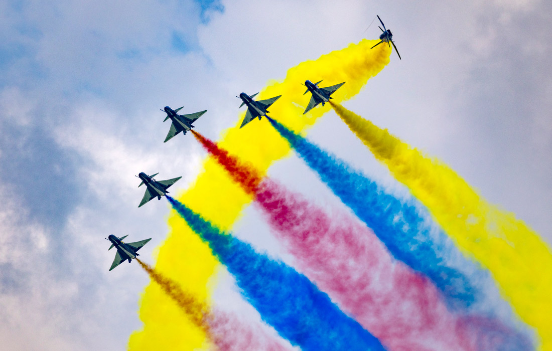 Выступление пилотажной группы "Байи" ВВС Народно-освободительной армии Китая на Международном авиасалоне в Сингапуре