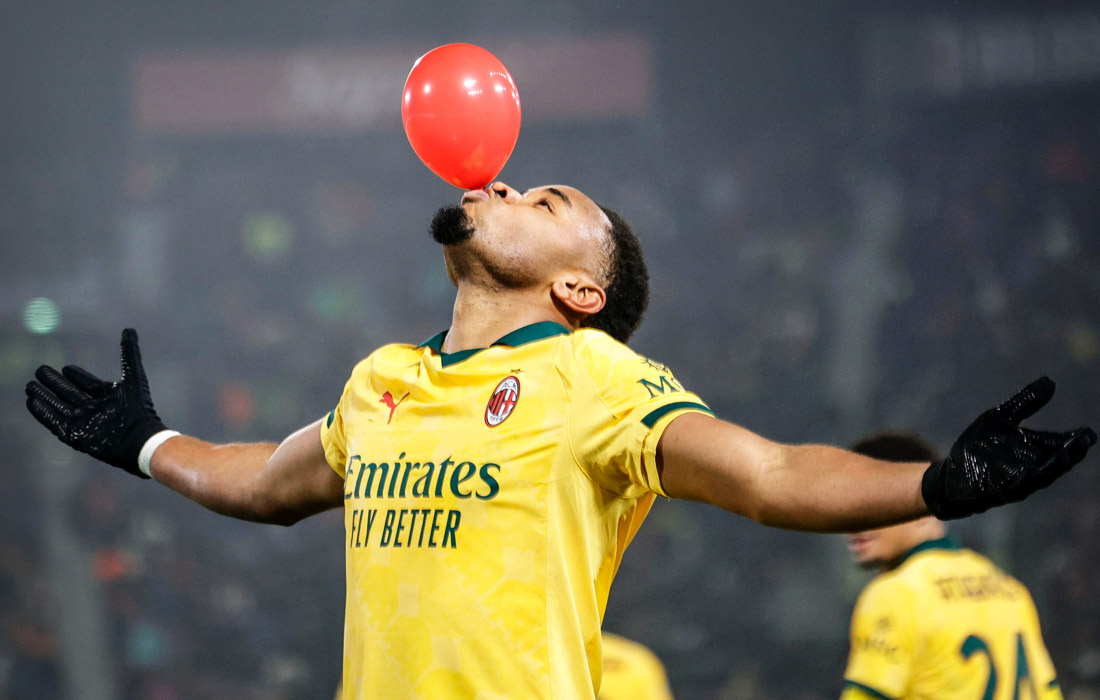 Полузащитник "Милана" Кристофер Нкунку празднует забитый гол во время матча с "Болоньей" в Италии