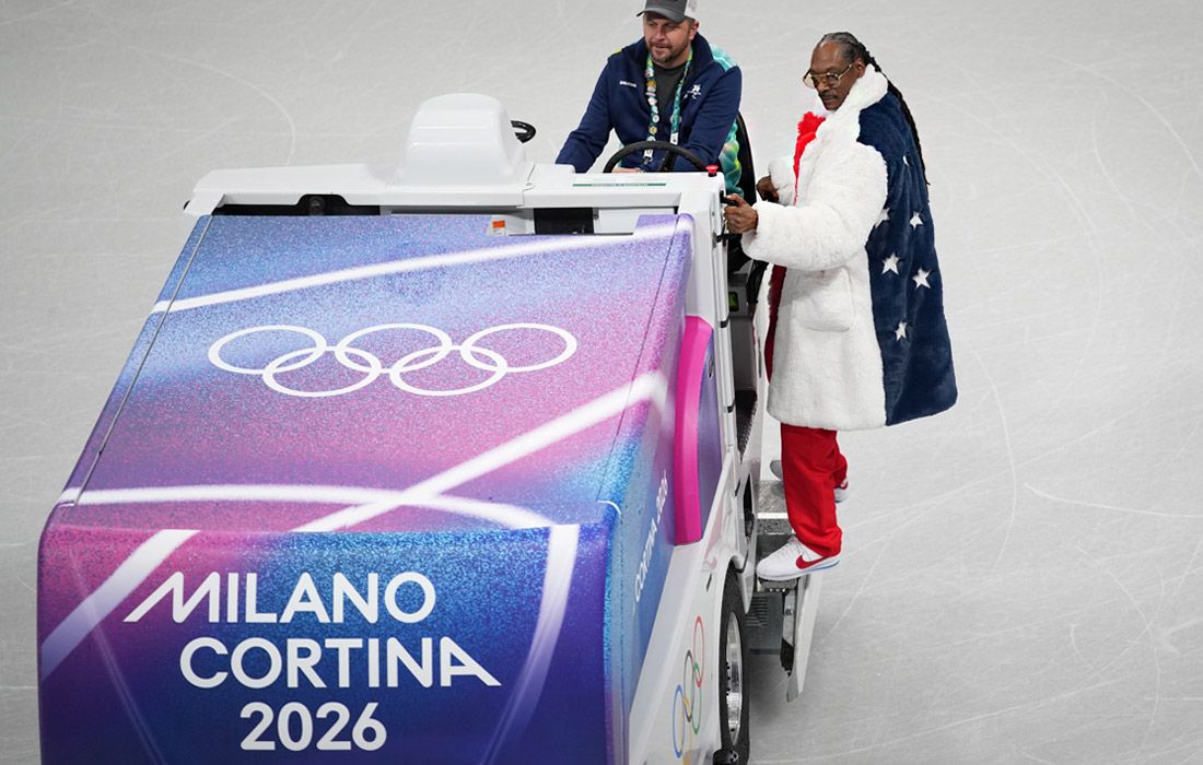 Рэпер Snoop Dogg во время подготовки льда на катке накануне зимних Олимпийских игр в Милане