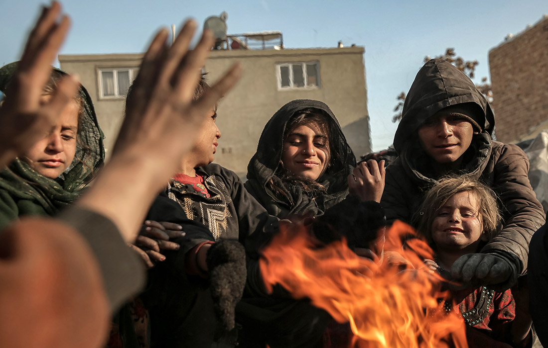 Убежище для перемещенных семей в Кабуле в условиях суровой зимы