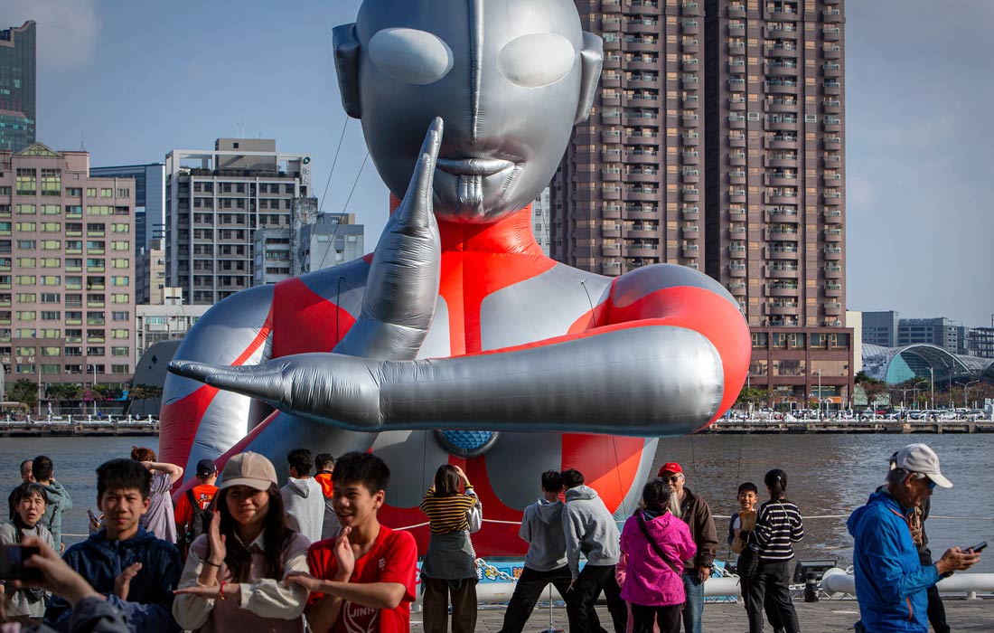 Гигантская надувная фигура Ультрамена в Гаосюне на юге Тайваня