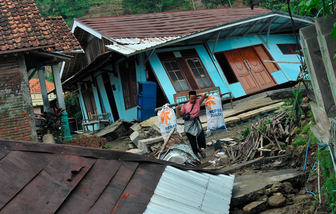 Последствия схода оползня в деревне Падасари индонезийской провинции Центральная Ява