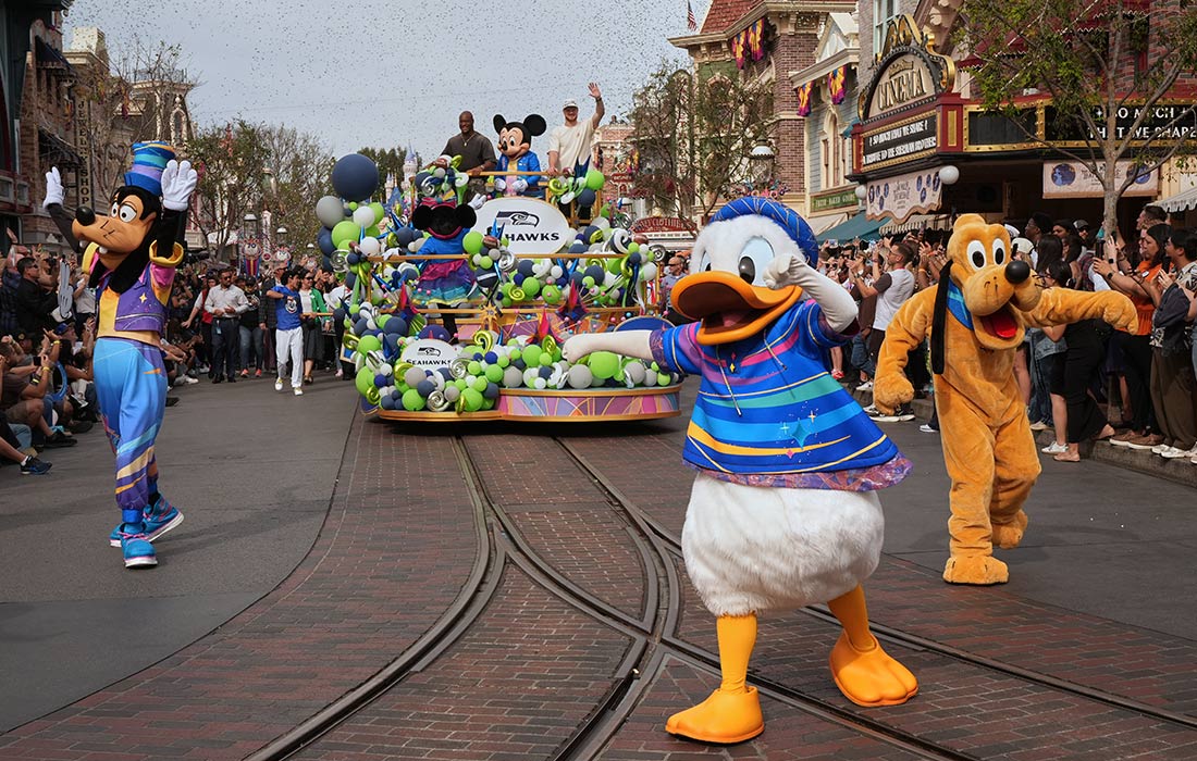 Парад Супербоул в Диснейленде в Калифорнии
