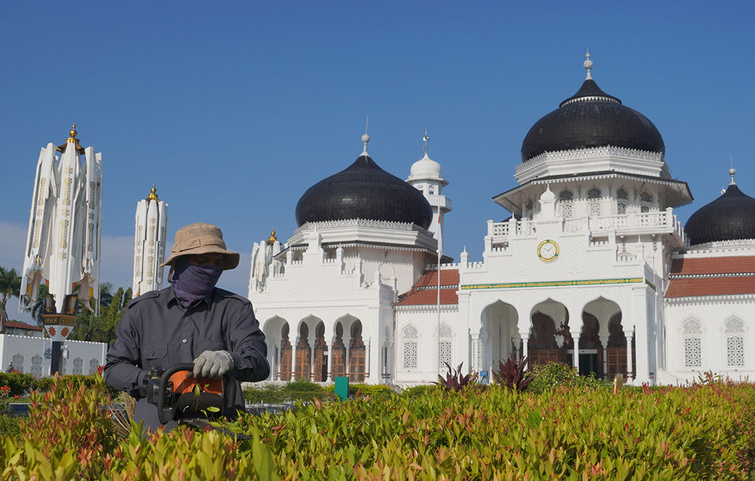Уборка мечети Байтуррахман Рая в преддверии Рамадана в Банда-Ачехе (Индонезия)