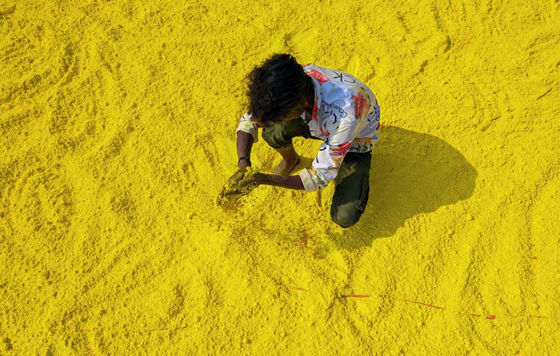 Изготовление цветного порошка для фестиваля красок Холи в индийском Гургаоне