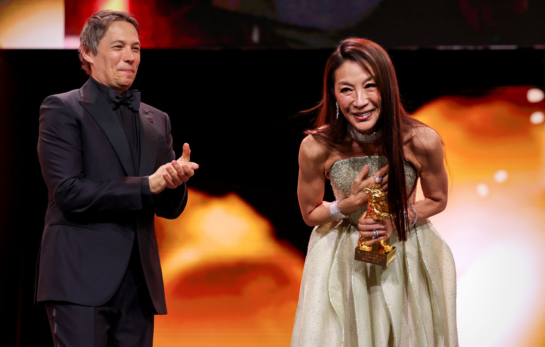 Актриса Мишель Йео стала обладательницей почетного "Золотого медведя" 76-го Берлинского международного кинофестиваля за вклад в киноискусство