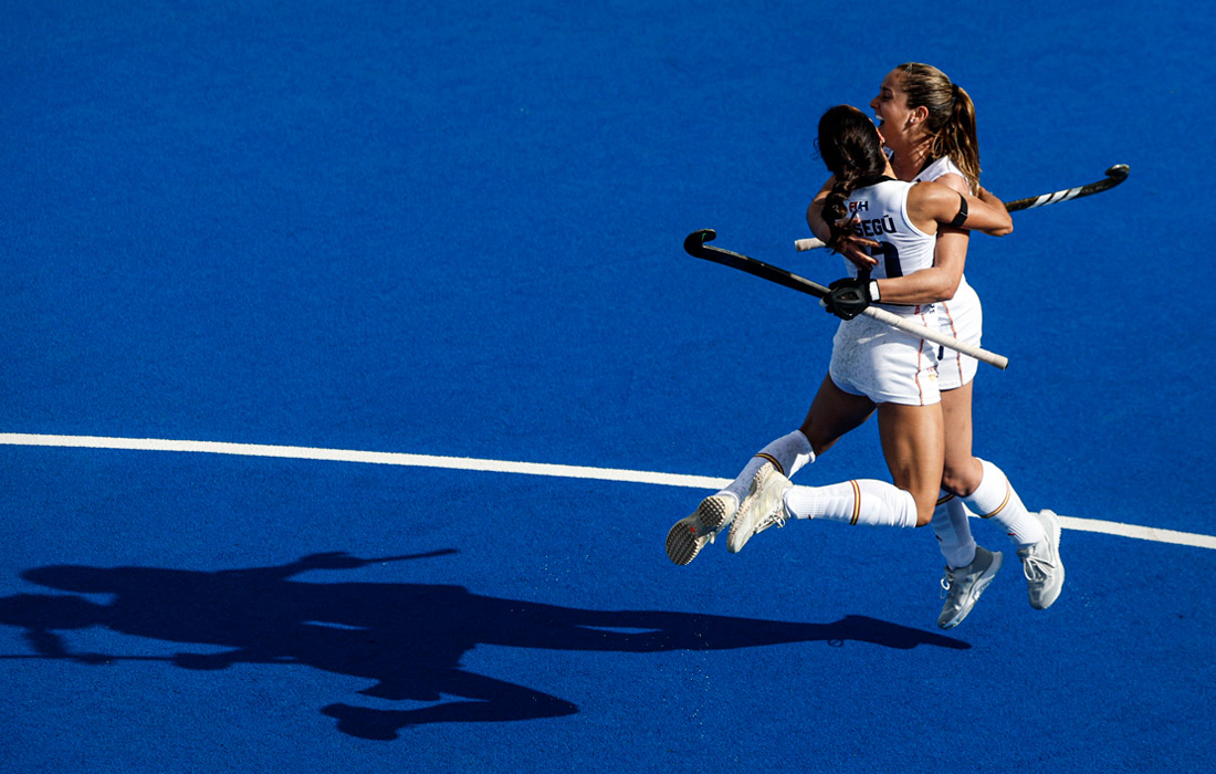 Игроки сборной Испании празднуют гол в ворота Германии во время матча женской лиги FIH Pro League по хоккею на траве