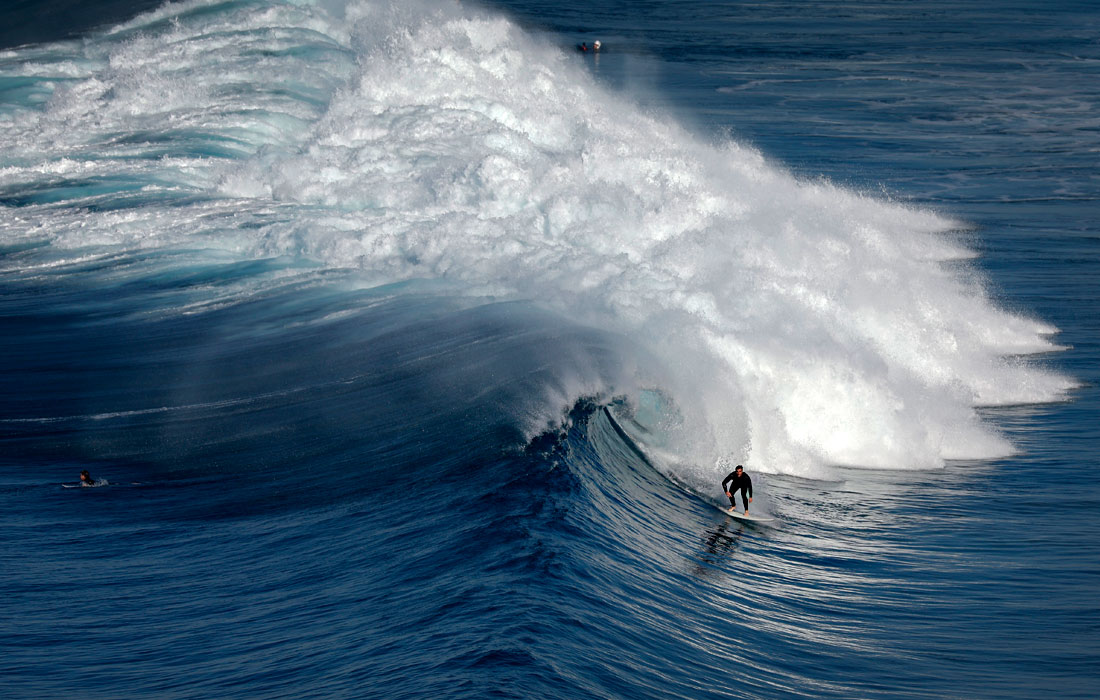 Серфер ловит волну на пляже в Сан-Диего, Калифорния