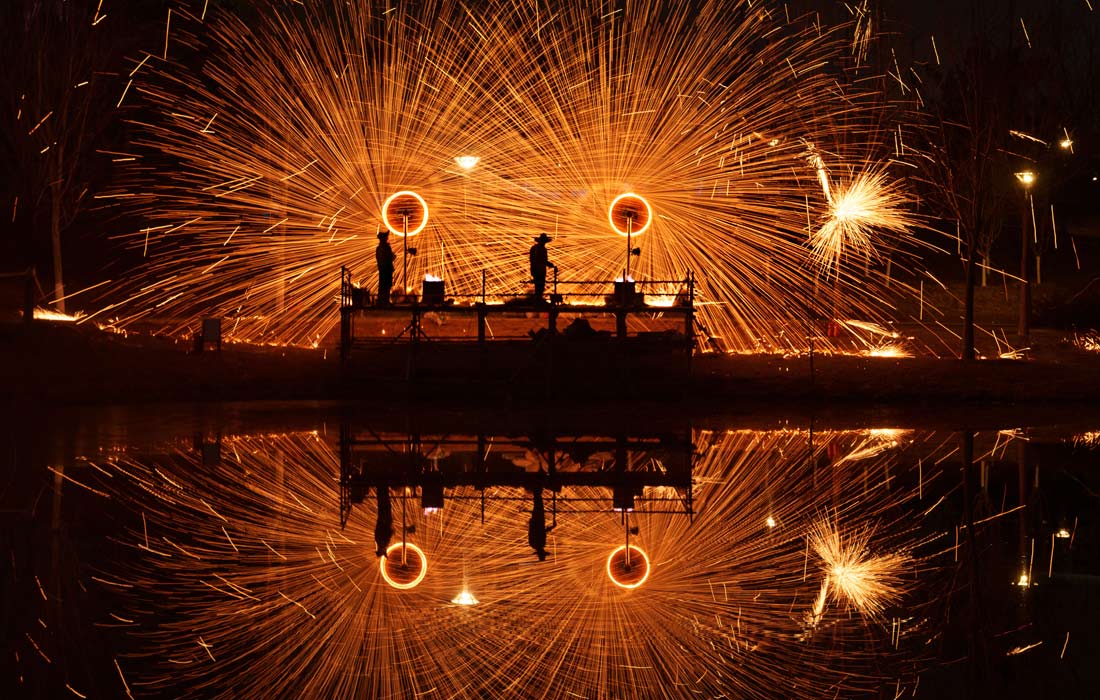 Фейерверк из расплавленного металла в Пекине