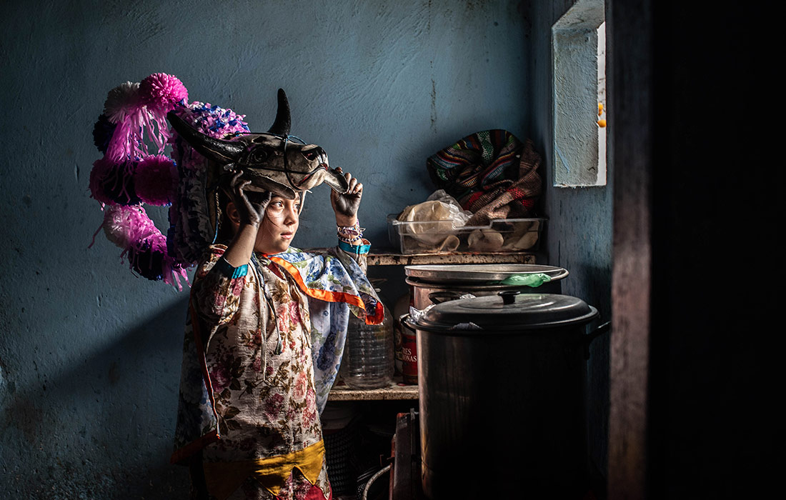 Участница женского афро-мексиканского карнавала Альто Тио Диего готовится к выступлению, Мексика