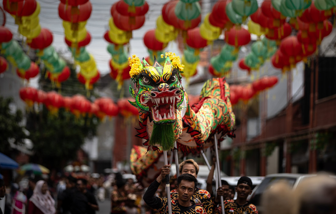 Артисты исполняют традиционный танец огненного дракона в провинции Центральная Ява, Индонезия