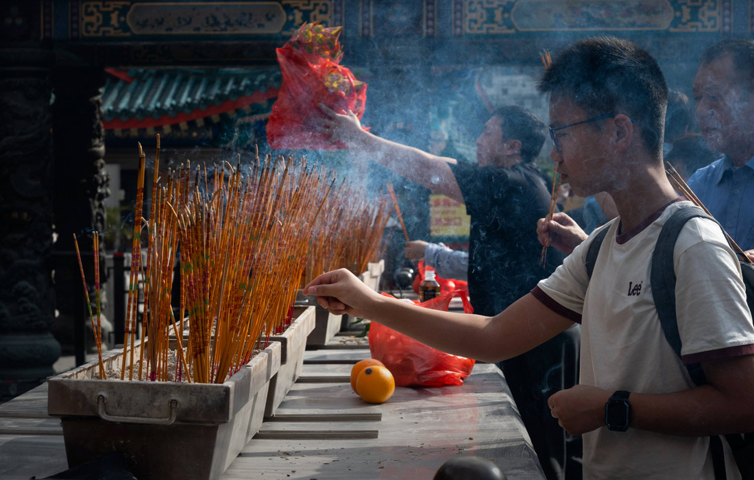 Сжигание палочек в храме в Гонконге