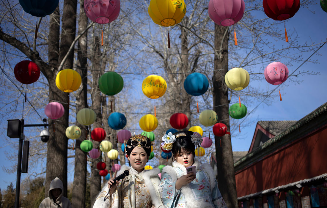 Украшения в честь года лошади в Пекине