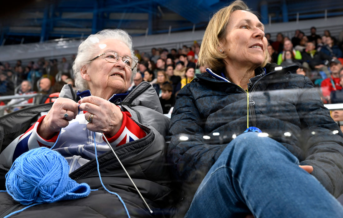 Болельщицы во время матча группового этапа мужского турнира по керлингу на зимних Олимпийских играх 2026 года в Италии