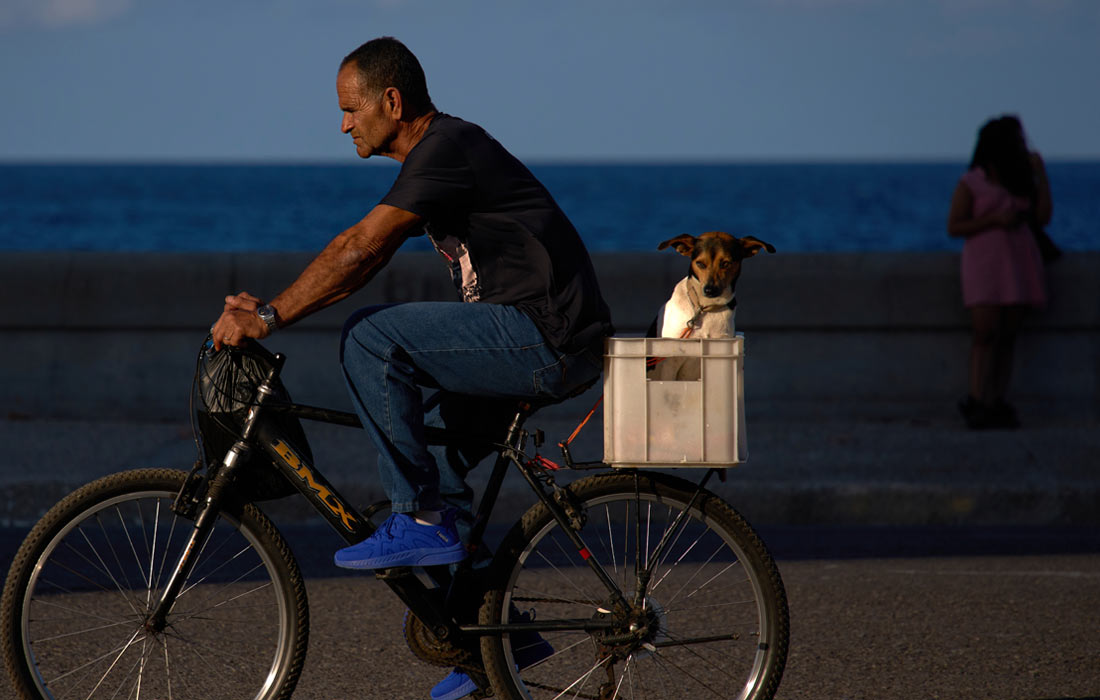 Житель Гаваны на набережной Малекон