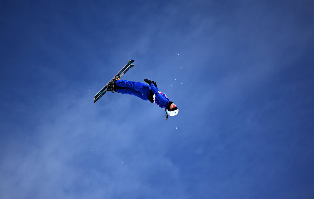 Анастасия Андриянова во время соревнований по лыжному спорту вольным стилем на зимних Олимпийских играх в Италии