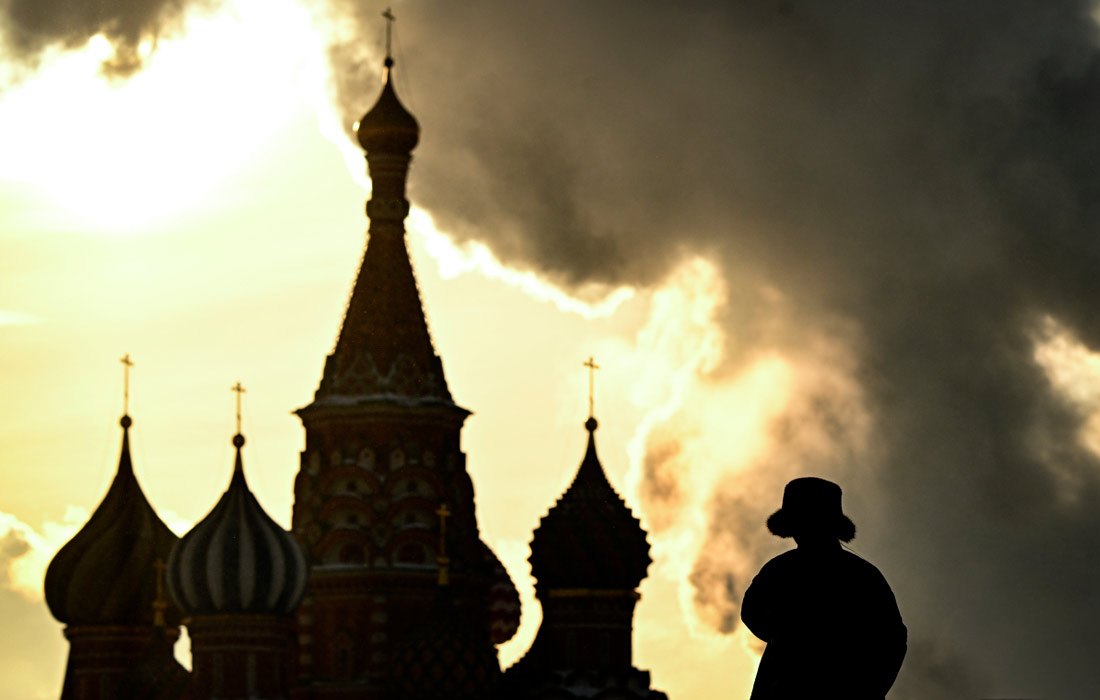 Женщина возле собора Василия Блаженного в Москве