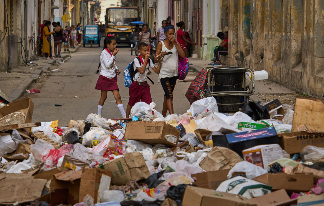 Заваленная мусором улица в Гаване, Куба