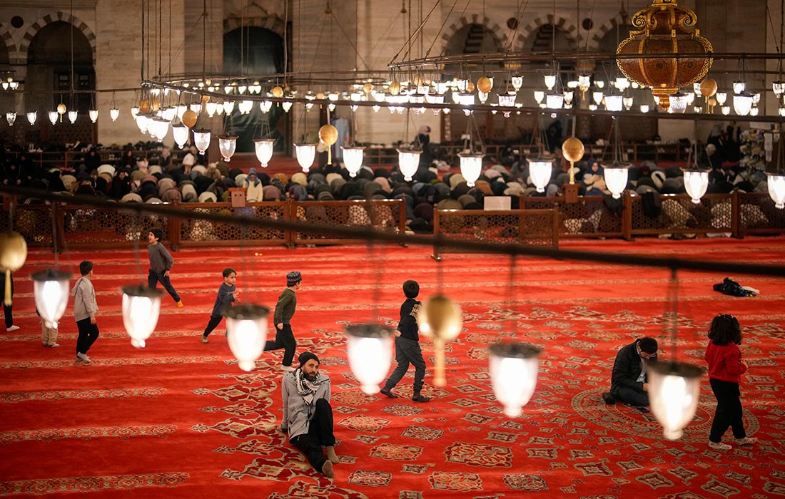 Вечерняя молитва в мечети Сулеймание в Стамбуле