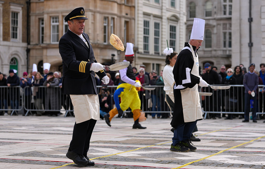 Традиционные блинные гонки в Лондоне