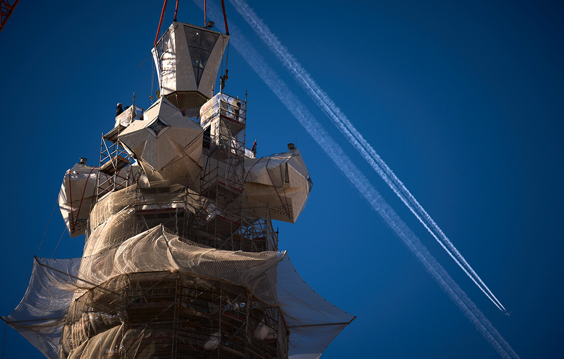 Установка верхней часть креста на башню Иисуса Христа Саграда Фамилия в Барселоне