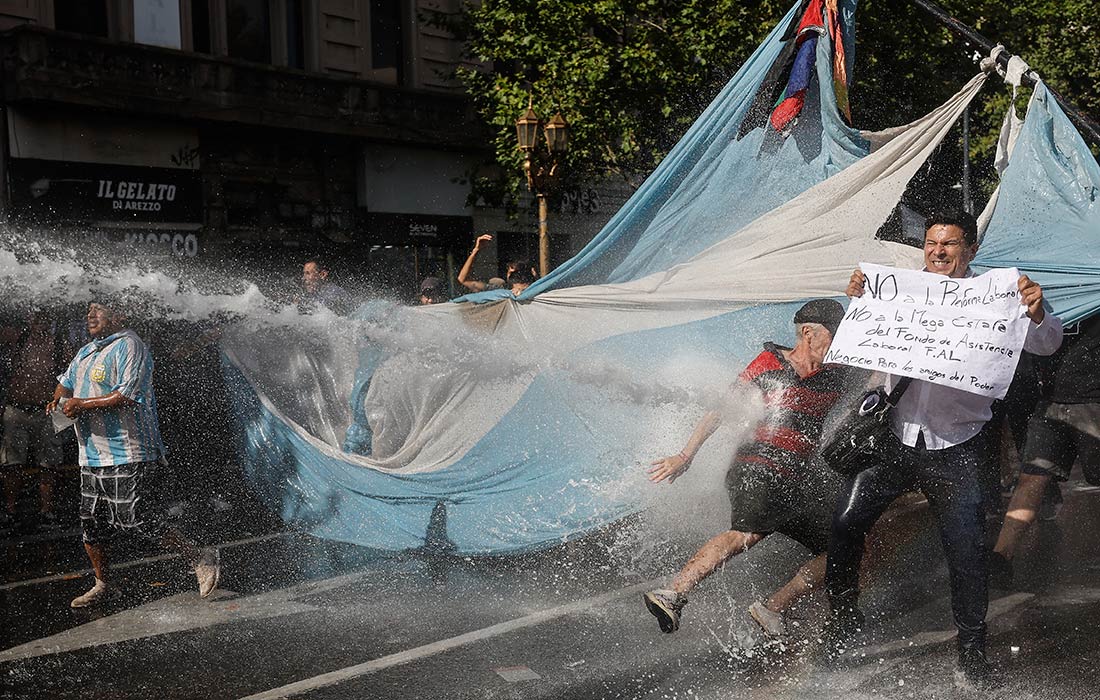 Демонстрация против трудовой реформы, предложенной президентом Аргентины Хавьером Милеем, в Буэнос-Айресе