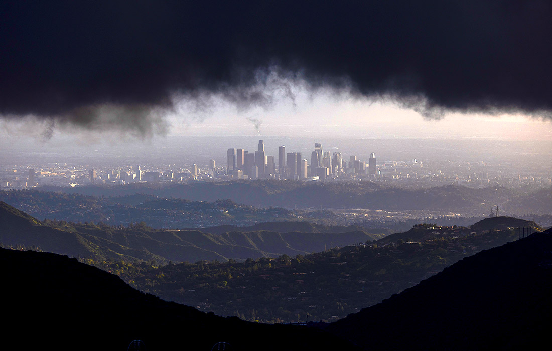 Темные грозовые тучи над Лос-Анджелесом