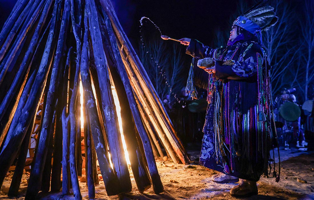 Обряд возжигания священного огня в рамках встречи Шагаа (Нового года) в Тыве