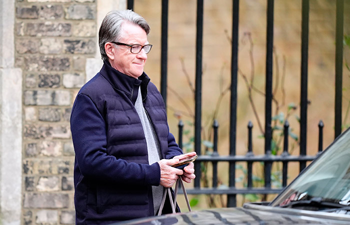 Задержанного за связи с Эпштейном бывшего британского посла в США отпустили под залог